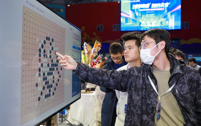 同学们在研究人机协同下的六子棋对弈。 受访者供图