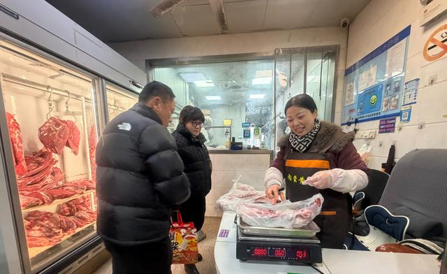 市民虞女士（中）每周都会来西郊国际农产品中心采购。澎湃新闻记者 邹娟 图