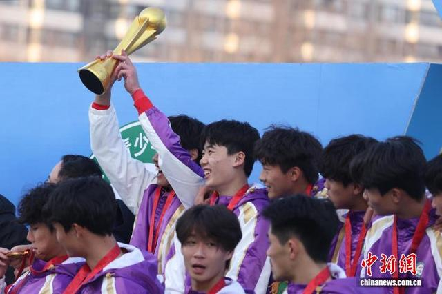 图为江苏师范大学队球员在领奖台上庆祝。中新社记者 泱波 摄 