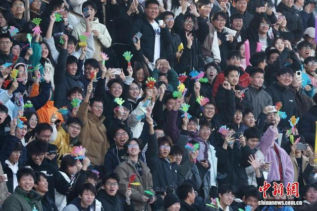图为大学生们为比赛球队加油助威。中新社记者 泱波 摄 
