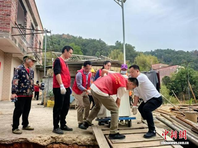 图为苍梧县党员干部开展暖心服务。周世东 摄