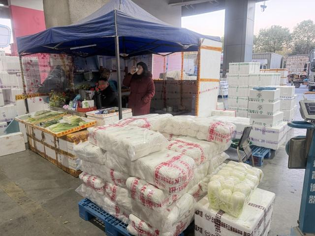 西郊国际农产品中心，客菜批发区域。澎湃新闻记者 邹娟 图