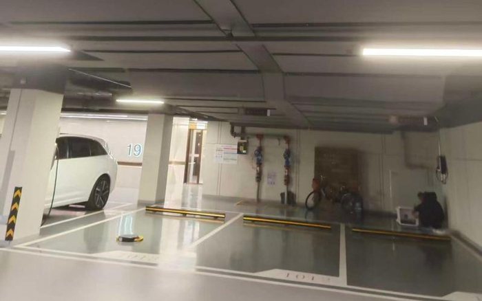 建筑地下二层排烟管道下方未设置自动灭火系统及喷淋装置。开发区消防供图