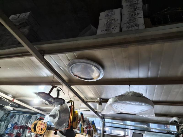 店主在店内私自搭建夹层用于存放货物。怀柔消防供图