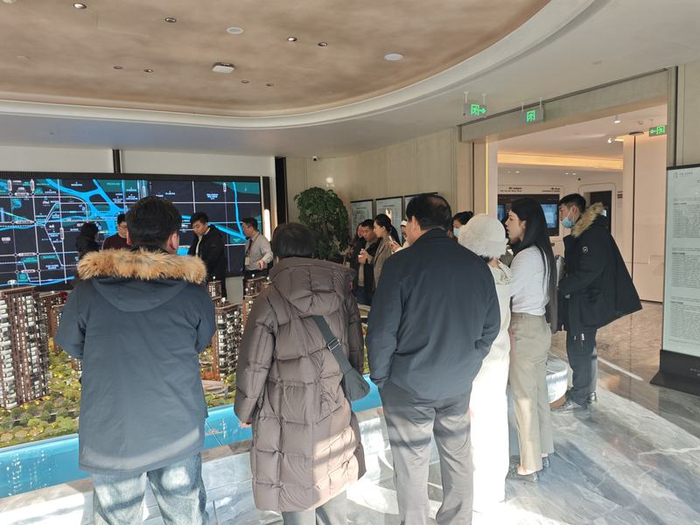 12月27日中建·运河玖院售楼处现场。