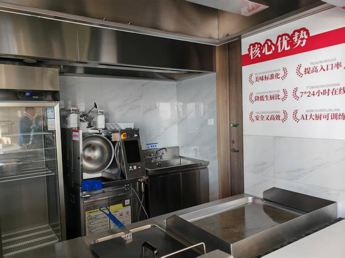 邮储银行北京分行的“炒菜机器人”体验区。新京报贝壳财经记者黄鑫宇 摄