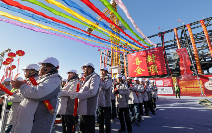 12月29日，首都医科大学新校区（校本部）项目部，封顶仪式现场。新京报记者 王子诚 摄