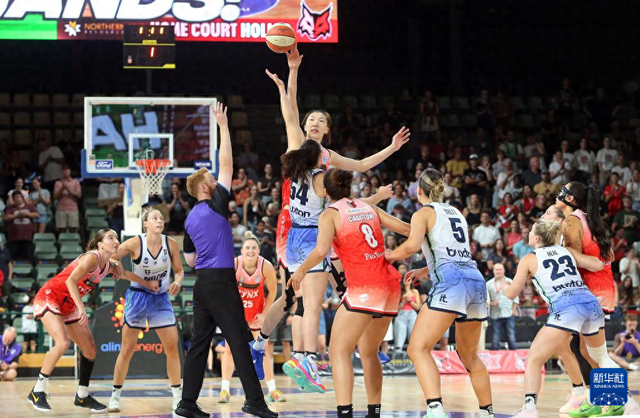 12月28日，珀斯山猫队球员韩旭（上）在比赛中争球。新华社发（周丹摄）