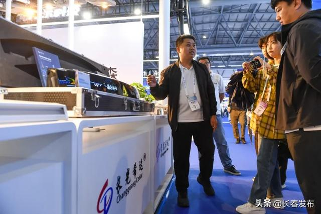 参观者在2025长春光博会现场参观。新华社记者 张楠 摄