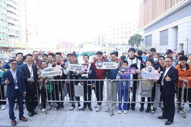 市民在上屋站外等待乘坐首列列车。受访单位供图