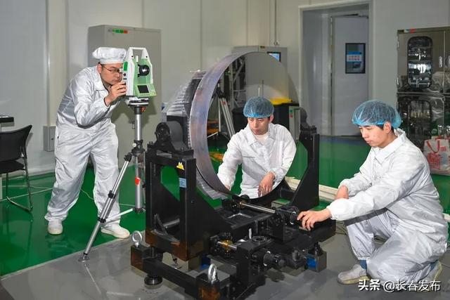 研发人员在长光卫星相机装调间内调试卫星光学遥感载荷组件。新华社记者 许畅 摄