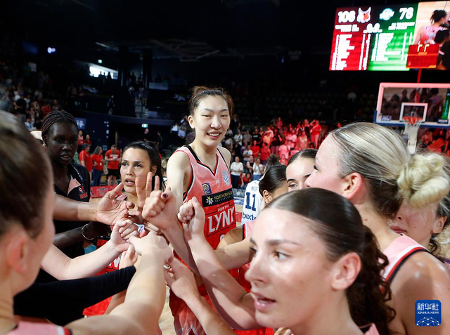 12月28日，珀斯山猫队球员韩旭（中）在比赛后与队友庆祝。新华社发（周丹摄）