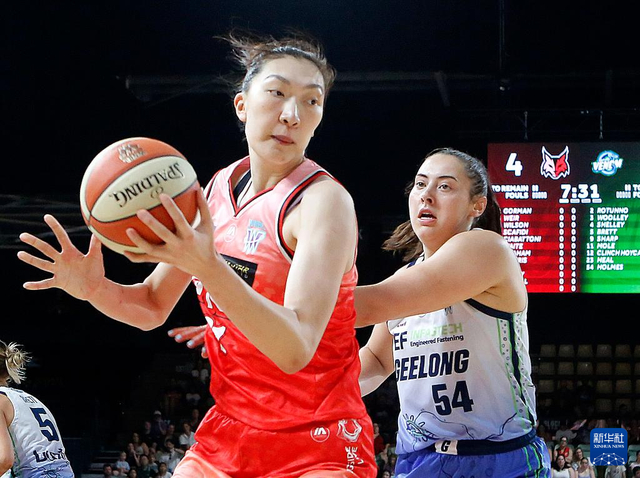 12月28日，珀斯山猫队球员韩旭（左）在比赛中突破。新华社发（周丹摄）