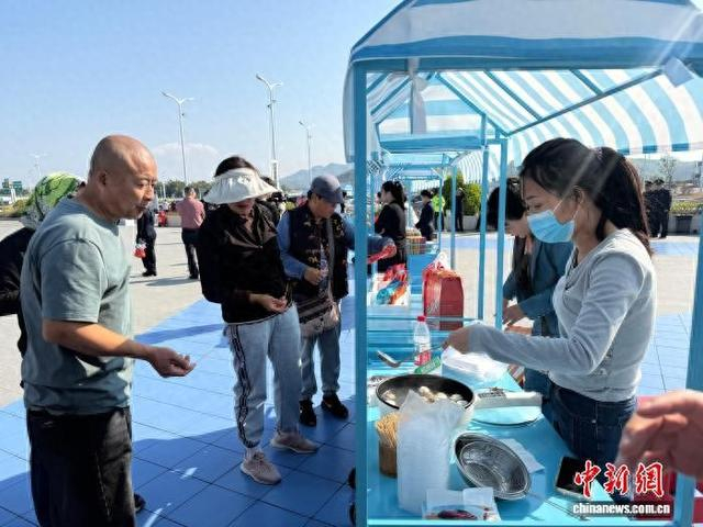 在位于广东汕尾的长沙湾服务区，打造农特产品展销主题市集。记者 蔡敏婕 摄