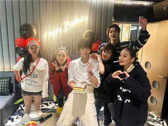 从全妆到全素颜出镜，《一路繁花2》邵子恒在争议声中飞速成长|化妆|节目|刘嘉玲|喜剧之王|澳门_手机新浪网