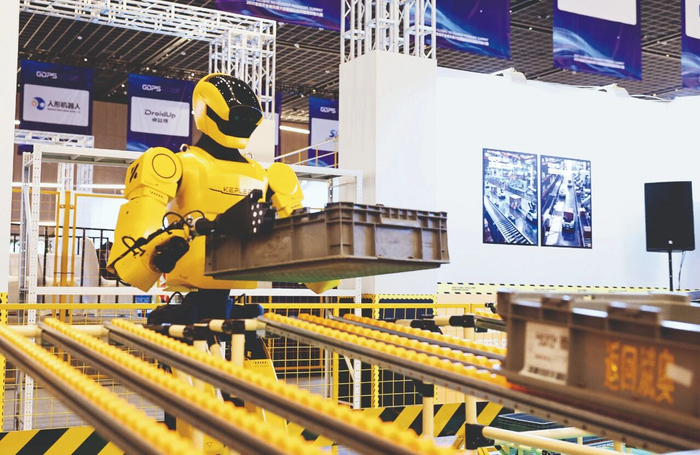 机器人在工厂搬运竞技场进行货物转运比赛 方喆 摄
