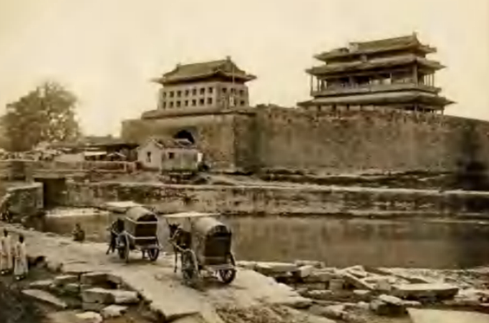 清朝时期的永定门（瑞典喜仁龙于1921年至1922年拍摄）。《北京中轴线的前世今生》插图