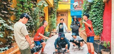2025年8月，人民短剧第二季《进球吧！儿子娃娃》剧组在新疆喀什古城拍摄。人民短剧拍摄团队供图