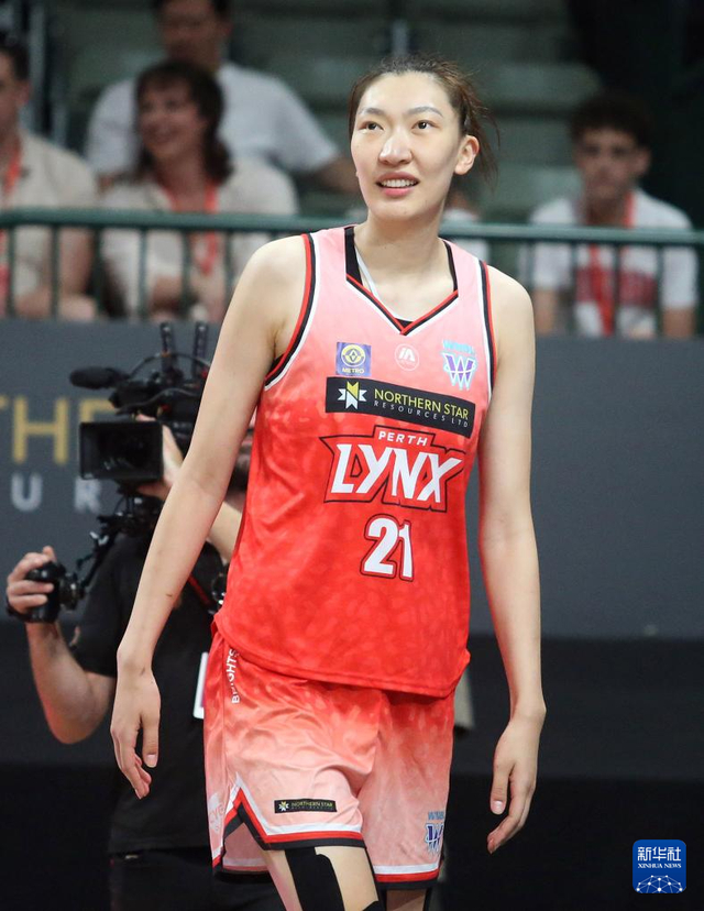 12月28日，珀斯山猫队球员韩旭在比赛后。新华社发（周丹摄）