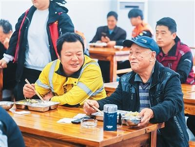 2025年11月7日，浙江省诸暨市陶朱街道祥云社区，外卖员与老人聊天。新华社记者 徐 昱摄