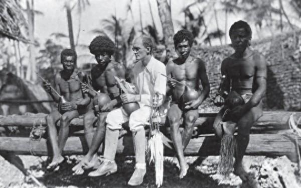 1918年，英国人类学家马林诺夫斯基与西太平洋特罗布里恩群岛（Trobriand Islands）的土著居民在一起