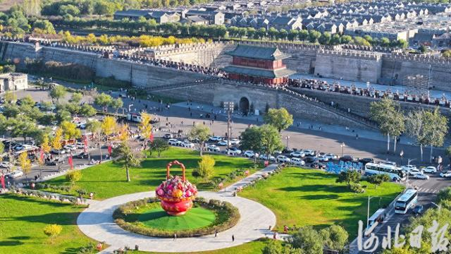 11月1日，游客在正定古城游览。河北日报记者 史晟全摄