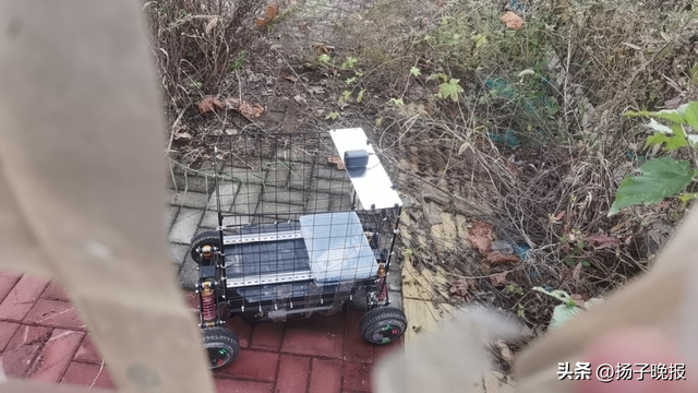 钱被放到车上后，“车手”遥控车辆驶离现场。北京朝阳警方供图