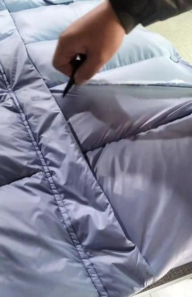 供货厂家剪破了退货羽绒服（视频截图）