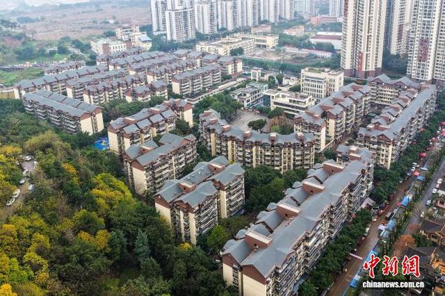 图为丹鹤小区翻新沥青瓦屋面。汪彦彤 摄