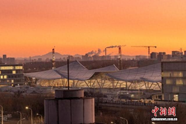 图为12月30日晨曦中的北京城市副中心综合交通枢纽。记者 贾天勇 摄