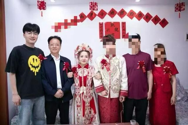 ▲结婚照片，从左至右三人分别为“李朋”、“尹父”、尹小迪。受访者供图