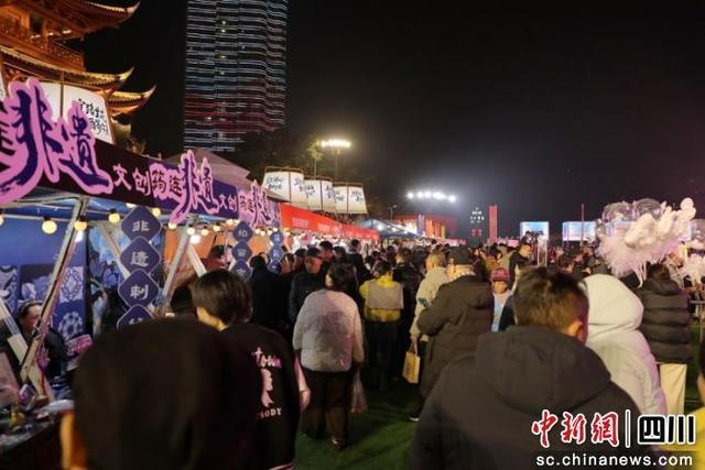 热闹的现场。筠连县服务业发展促进中心供图