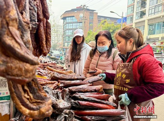 图为市民在新开寺街选购腊味食品。何美锟 摄