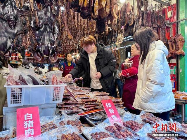 图为市民在新开寺街选购腊味食品。何美锟 摄