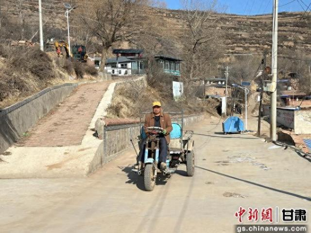 图为兰州七里河区黄峪镇尖山村通村道路。杨娜 摄