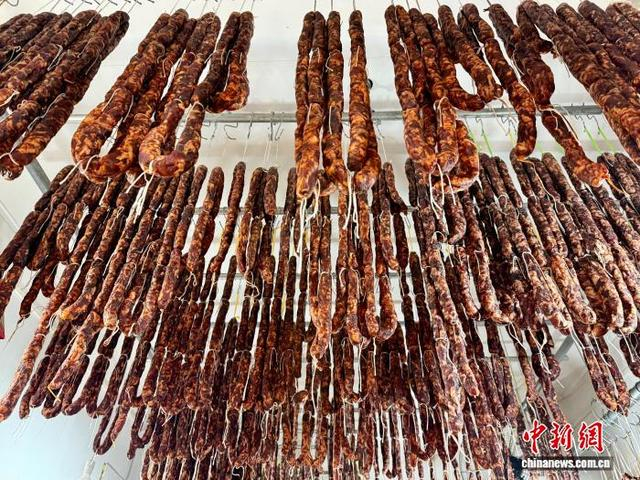 图为新开寺街一店内挂的香肠。何美锟 摄