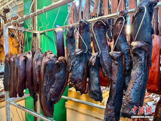 图为新开寺街一店内挂的腊肉。何美锟 摄