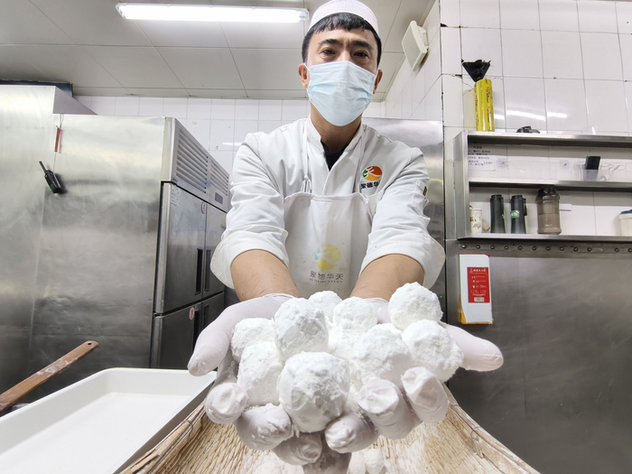 新年假期期间，北京多家老字号的手摇元宵将开始售卖。受访者供图