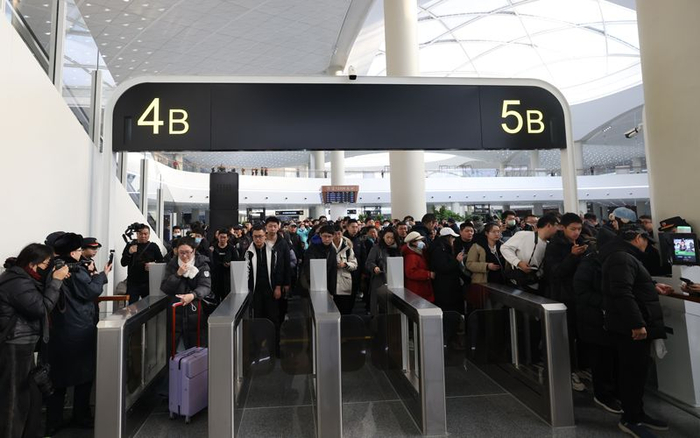 12月30日，北京通州站，旅客排队检票进站。新京报记者 王贵彬 摄