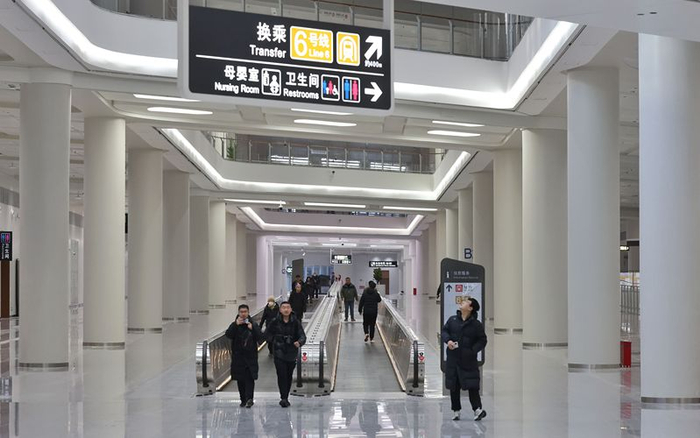 北京城市副中心综合交通枢纽的地铁换乘通道内设有自动扶梯。新京报记者 王贵彬 摄