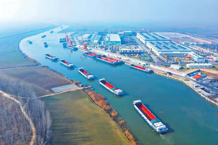 2025年12月29日，首批5艘67.6m纯电动多用途船在山东济宁下水航行，“电化运河”迈出实质一步。杨国庆供图