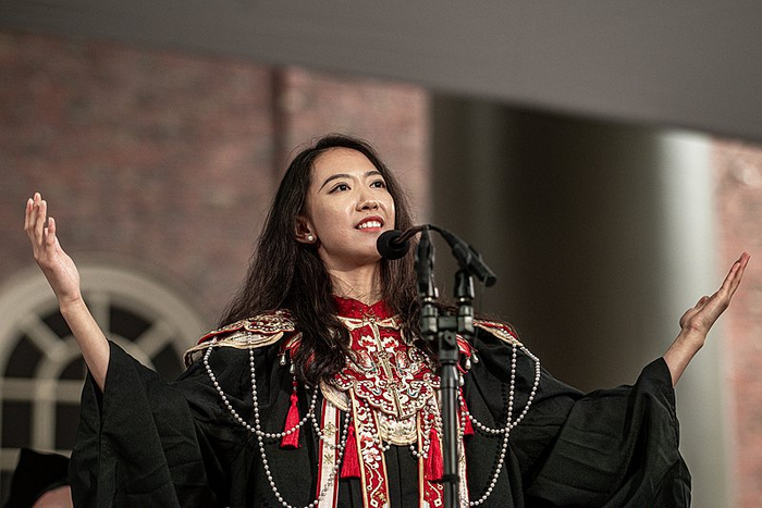 哈佛大学毕业典礼，中国籍学生代表发表演讲（图源：视觉中国）