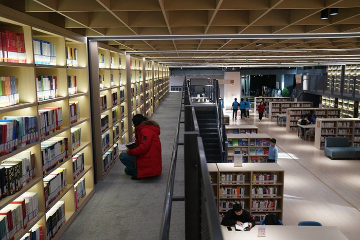 市民在海淀图书馆永丰馆翻阅图书。新京报记者 浦峰 摄