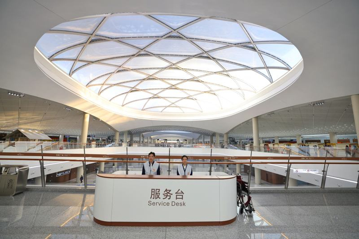 工作人员在北京城市副中心综合交通枢纽内开展引导服务。新京报记者 王贵彬 摄