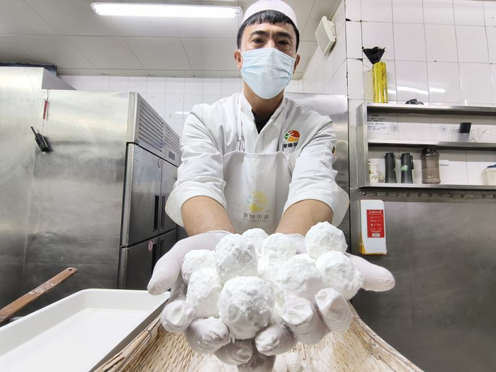 新年假期期间，北京多家老字号的手摇元宵将开始售卖。受访者供图