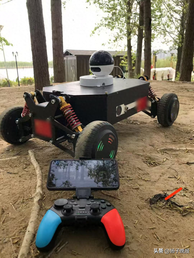 线下取现的改装遥控车，“车手”和被骗受害人没有直接接触。北京朝阳警方供图