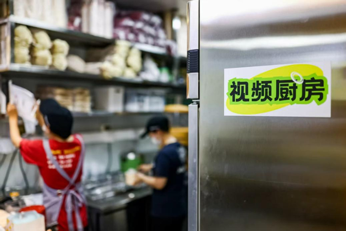 拼好饭商家开启后厨直播，向顾客主动开放自家厨房后，订单和好评翻倍增长。（摄影：张轩）