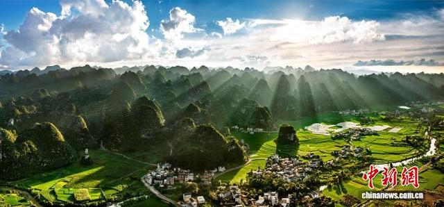 资料图：贵州兴义万峰林。唐哲 摄