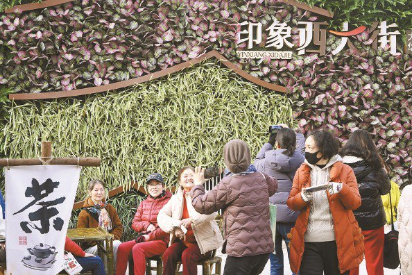             今天上午，不少人来到嘉定西大街打卡拍照  本报记者  徐程  摄          