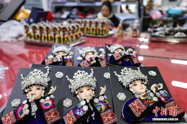 图为贵州省惠水县幸福移民社区的唐人坊产教融合基地制作的苗族唐娃娃。中新网记者 瞿宏伦 摄